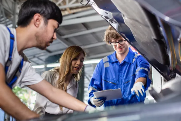 male-mechanic-check-recommend-use-for-female-clien-2026-01-09-00-40-06-utc-699874bb25265